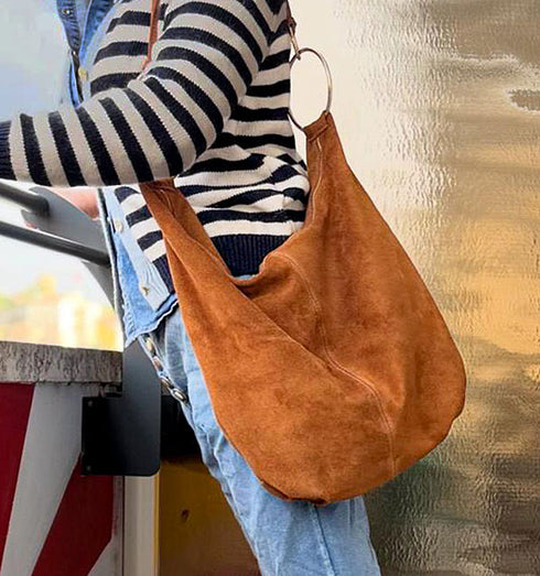 תיק עור ז'אמש בגוון כאמל, עם טבעות מוזהבות, לתליה על הכתף .