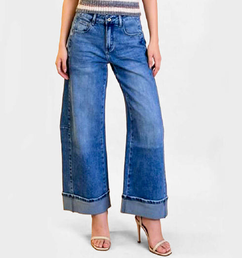 ג'ינס ווינטג' בגוון כחול משופשף, רחב בתחתית עם כפל ולייקרה, מתאים לשילוב עם חולצות.