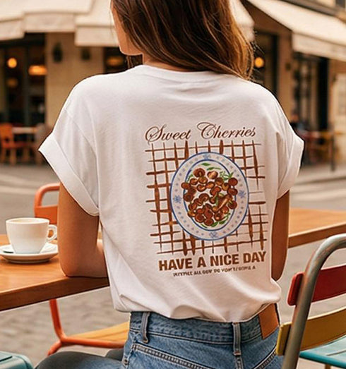 טישרט כותנה לבנה צווארון וי, הדפס יום טוב מלפנים ומאחור