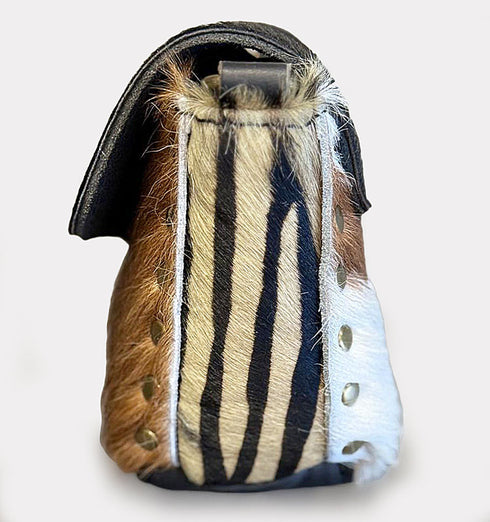 תיק צד מעורות פרווה, שחור, חום ועוד, עם רצועת עור שחורה