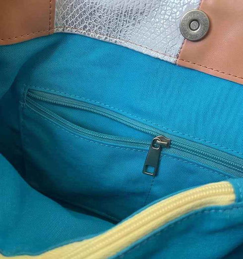 תיק עורות איטלקי , צד אחד פסים וניוד צד שני כסוף וכתום.
