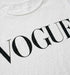 טישרט כותנה קלילה לבנה עם הדפס VOGUE מרשים על בד רך ונעים.