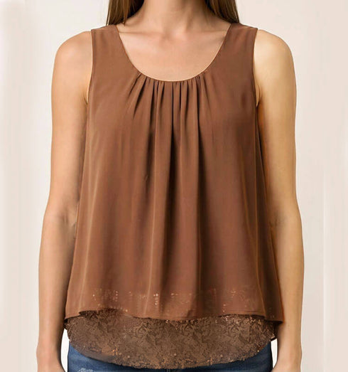 גופיית שכבות משי-שיפון בגוון חום בהיר, נוחה עם רצועת פייטים, מראה נשי ורך.