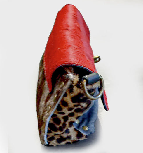 תיק צד מעורות פרווה, אדום, אפור ועוד, עם רצועת עור שחורה