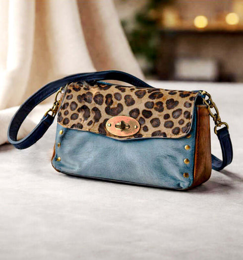 תיק צד מעורות פרווה, מנומר ותכלת עם רצועת עור שחורה ונעימה.