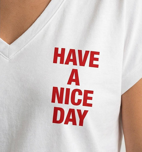 טישרט כותנה לבנה צווארון וי, הדפס יום טוב מלפנים ומאחור