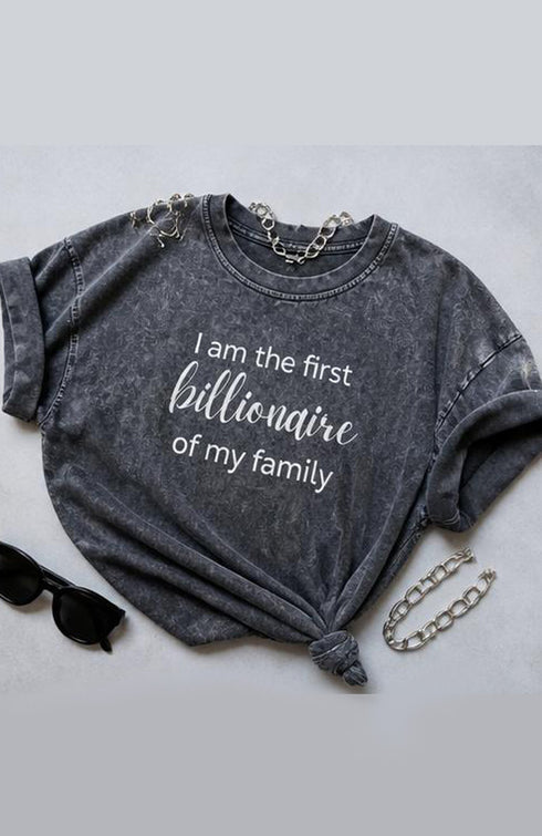 טישרט כותנה עם צווארון וי רחב בגוון אפור, עם הדפס לב ורוד