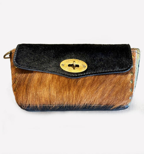 תיק צד מעורות פרווה, שחור, חום ועוד, עם רצועת עור שחורה