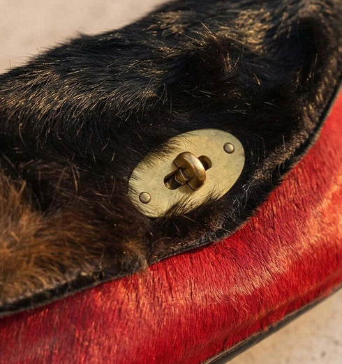 תיק צד מעורות פרווה, שחור, אדום ועוד, עם רצועת עור שחורה