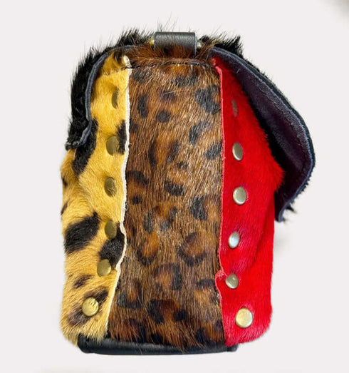 תיק צד מעורות פרווה בצבעים שונים כמו שחור, אדום, חום ובעלי נקודות מזהב.
