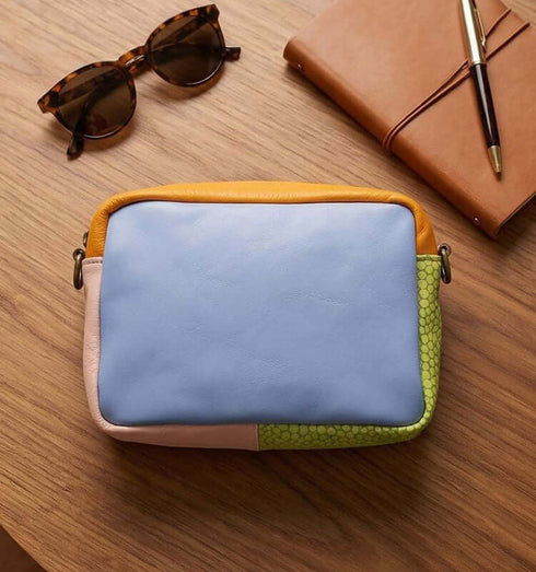 תיק צד מעור נפה בגווני תכלת, כתום ועוד. עם רצועת כתף סגולה תואמת