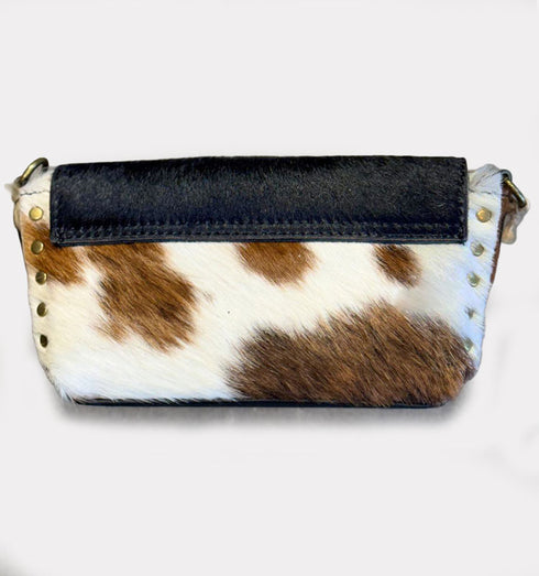 תיק צד מעורות פרווה, שחור, חום ועוד, עם רצועת עור שחורה