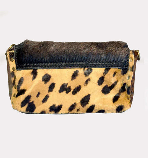 תיק צד מעורות פרווה עם הדפס חיות בצבעים חומים ושחורים, מתאים לשימוש יומיומי.