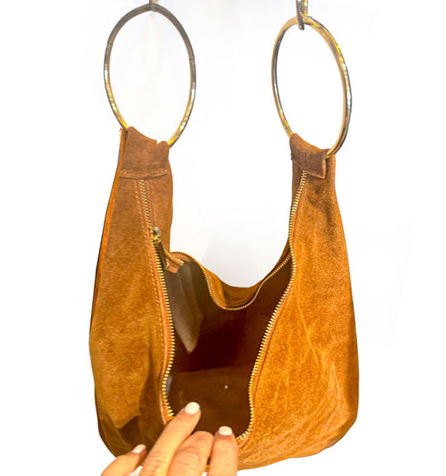 תיק עור ז'אמש בגוון כאמל, עם טבעות מוזהבות, לתליה על הכתף .