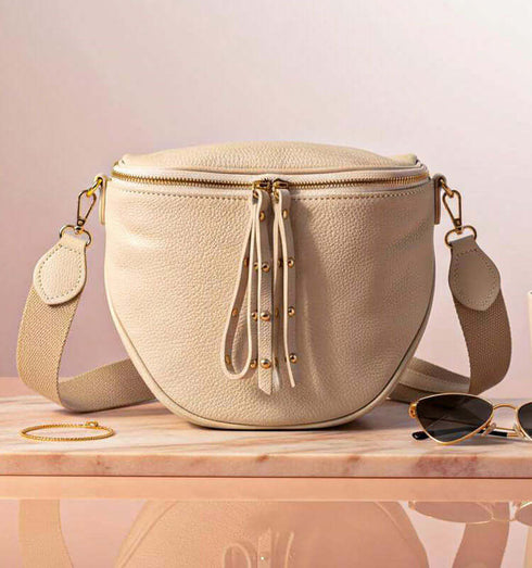 פאוץ' עור איטלקי משובח בגוון בז' בעיצוב אלגנטי, עם רצועה תואמת