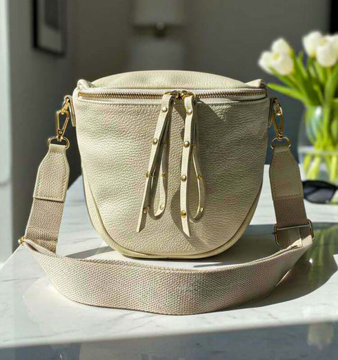 פאוץ' עור איטלקי משובח בגוון בז' בעיצוב אלגנטי, עם רצועה תואמת