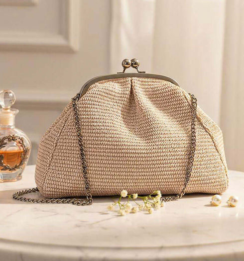 תיק\קלאץ' עור משובח קלוע בגוון בז', עם סגר מתכת ורצועה כסופים