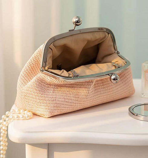 תיק\קלאץ' עור משובח קלוע בגוון בז', עם סגר מתכת ורצועה כסופים