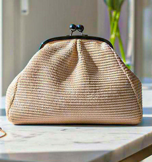 תיק\קלאץ' עור משובח קלוע בגוון בז', עם סגר מתכת ורצועה כסופים