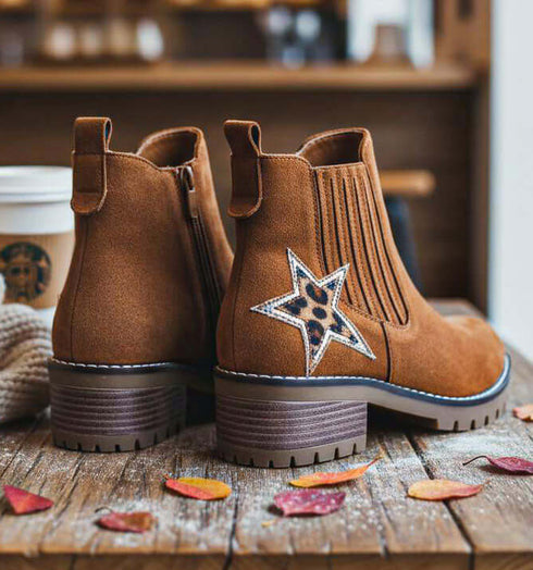 מגפוני סוליית טרקטור בגוון חום עם כוכב מנומר ורוכסן לנעילה נוחה