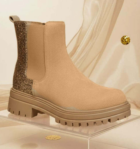 מגפון נשים בגוון שמנת עם פייטים מוזהבים , סוליית טרקטור