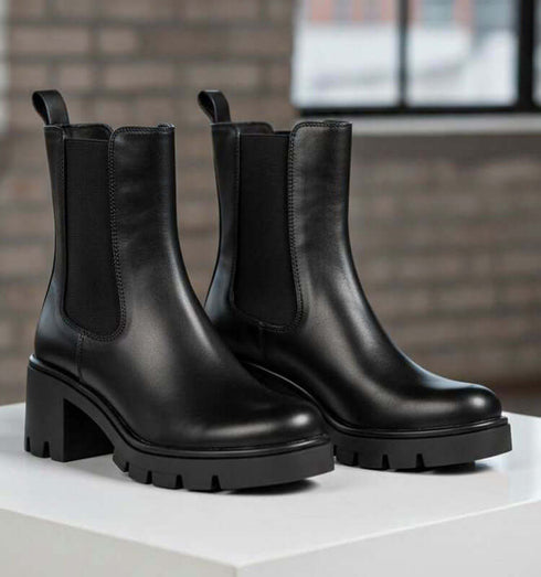 מגפון נשים שחור עם גומי בגוון זהה משני צדיו וסוליית טרקטור