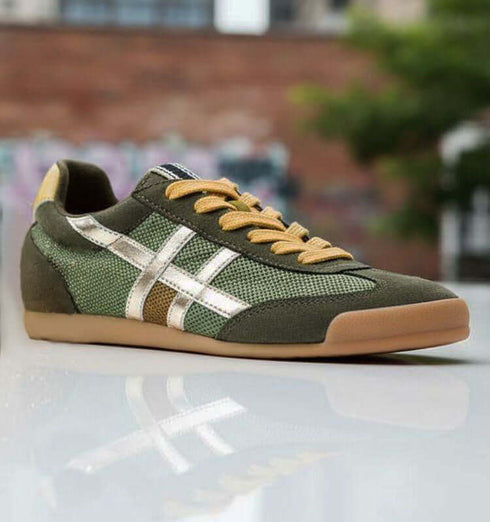 סניקרס טרנדיות קייציות בגווני ירוק וסמל בזהב