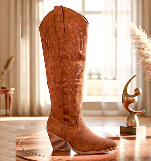 מגף ז'אמש קאמל רקום, איכותי וחמים, עם עקב יציב ועיצוב יוקרתי, מושלם לכל מראה יומיומי ואירועים.