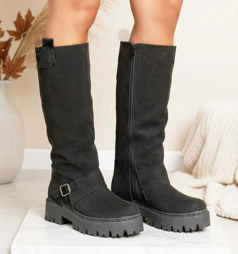 מגף זאמש טרנדי בגוון שחור עם סוליית טרקטור, עיצוב מודרני ואיכותי.