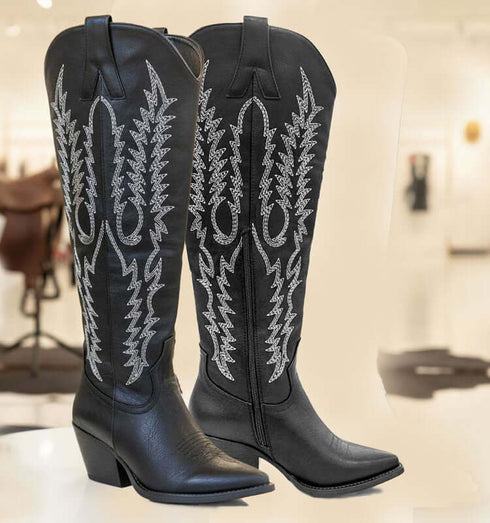 מגף שחור עם רקמה עדינה ועיטורי תחרה, סגנון אלגנטי ומראה קלאסי.