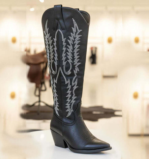 מגף שחור עם רקמה עדינה ועיטורי תחרה, מראה אלגנטי ונוח בעיצוב קלאסי