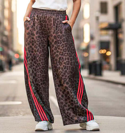 מיכנס מיקרופייבר רחב בגוון מנומר עם פסים אדומים, אידיאלי ליומיום והופעה ספורט-אלגנטית.