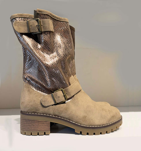 מגף ז'אמש בגוון ניוד עם עיצוב ייחודי ומסלול טרקטור, עקב 5 ס"מ, לנעילה נוחה.