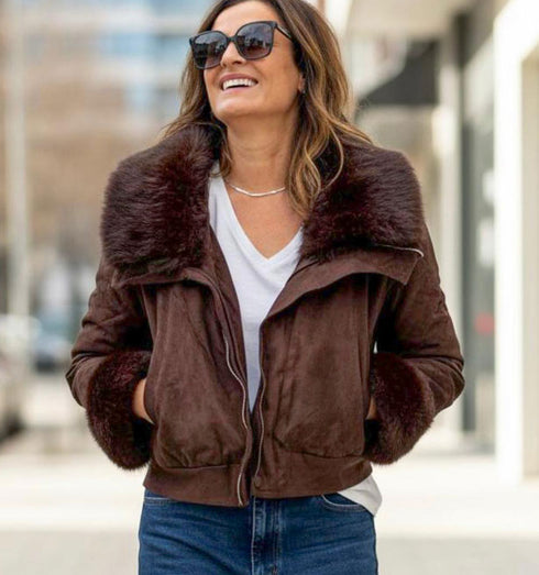 מעיל כותנה דמוי ז'אמש בגוון חום, עם פרווה בצווארון, שניתנת להסרה,ובשרוולים