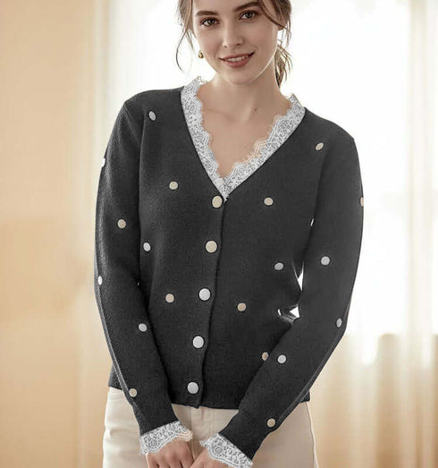 סריג קרדיגן שחור עם נקודות לבנות וכפתורים לבנים ותחרה לבנה, מבט קלאסי ואופנתי.