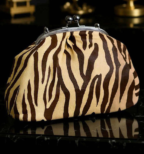 קלאץ' עור ז'אמש בגוון מנומר, עם סגר מתכת ורצועה כסופים, מוסיף שיק ואלגנטיות.