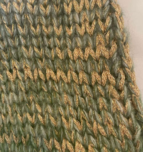 סריג וי צבעוני בגווני צהוב כתום עם חוטי זהב נוצצים בד איכותי.