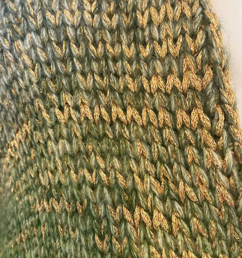 סריג וי צבעוני בגווני ירוק עם חוטי זהב נוצצים, טקסטורת סריגה מרהיבה.
