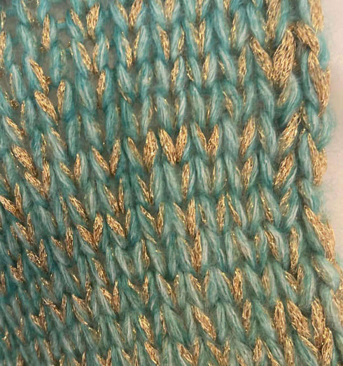 סריג וי צבעוני בגווני טורקיז עם חוטי זהב נוצצים, תצוגת בד איכותי ומרשים.