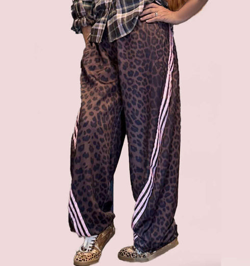 מיכנס מיקרופייבר רחב בגוון מנומר עם פסים ורודים, נוחות ואופנה יומיומית.