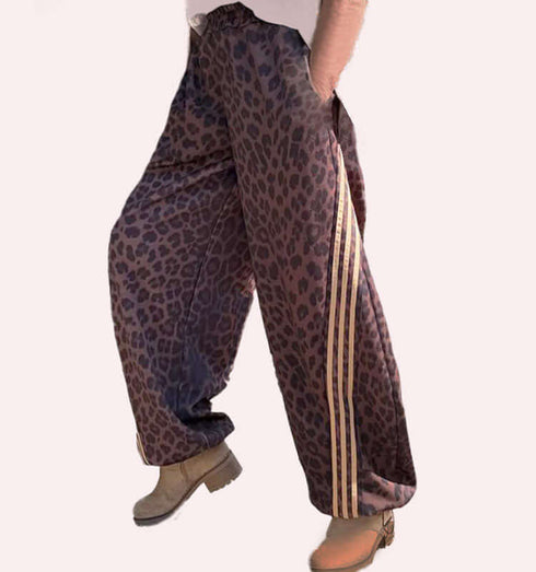 מיכנס מיקרופייבר רחב בגוון מנומר עם פסים חום בהיר, סגנון ספורט-אלגנטי.