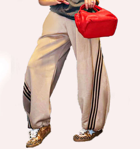 מיכנס מיקרופייבר רחב בגוון בז' עם פסים חומים, מראה ספורט-אלגנטי עם נוחות יומיומית.