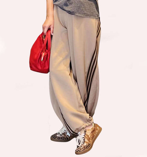 מיכנס מיקרופייבר רחב בגוון בז' עם פסים חומים, נוחות יומיומית ושיק אופנתי