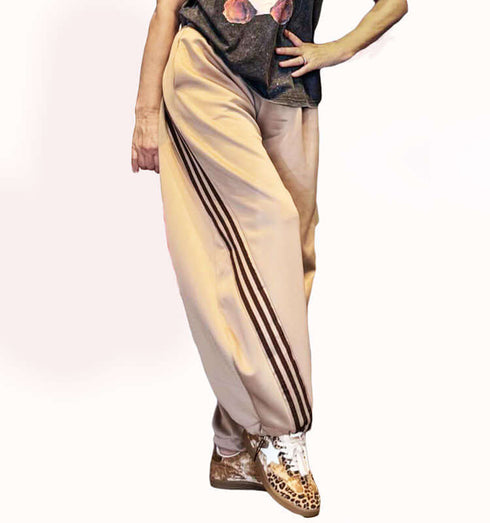 מיכנס מיקרופייבר רחב בגוון בז' עם פסים חומים, נוח ואופנתי עם כיסים.