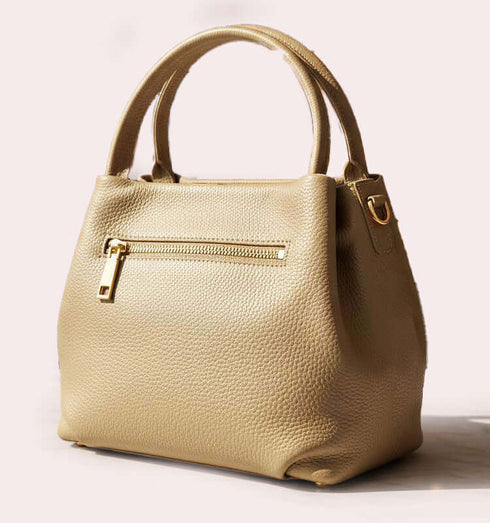 תיק צד איטלקי מעור משובח בגוון בז' עם רצועה תואמת, נוח ואלגנטי לכל אירוע.