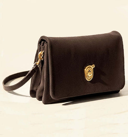 תיק צד שלושה תאים מעור ז'אמש מעולה, בגוון חום שוקולד. עם רצועות.