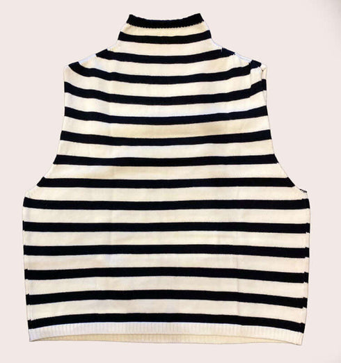 וסטר מצמר כותנה עם צוורון חצי גולף, פסי שחור לבן קלאסיים, מראה נקי ואלגנטי.
