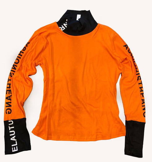 טישרט ארוכת שרוולים בגוון כתום עם שרוולים וצווארון שחורים מודפסים, עיצוב טרנדי ונעים ללבישה.