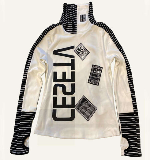 טישרט ארוכת שרוולים בגוון לבן עם הדפסים בשחור ושרוולים מפוספסים.