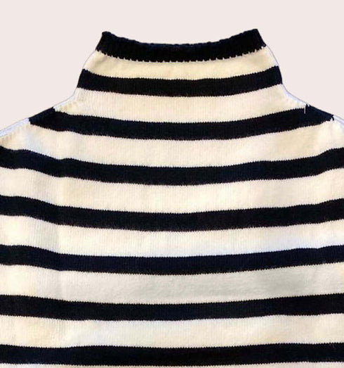 וסט מצמר כותנה, עם צוורון חצי גולף, פסי שחור לבן, מראה נקי ואלגנטי.